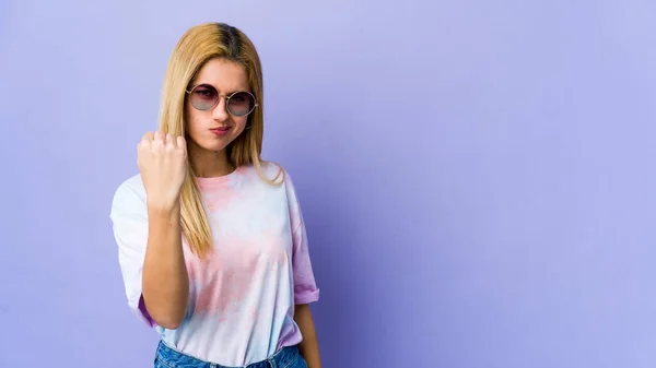 Jeune Femme Hipie Avec Des Lunettes Isolées Sur Fond Violet — Photo