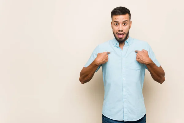 Young South Asian Man Surprised Pointing Finger Smiling Broadly — Stock Photo, Image