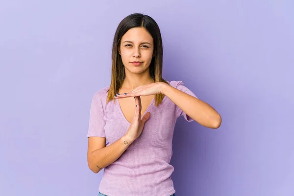 Jeune Femme Isolée Sur Fond Violet Montrant Geste Timeout — Photo