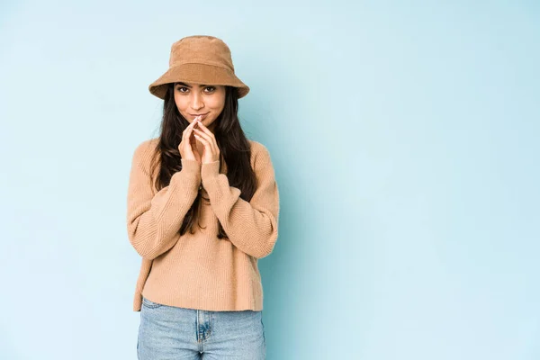 Jeune Femme Indienne Vêtue Chapeau Isolé Sur Fond Bleu Faisant — Photo