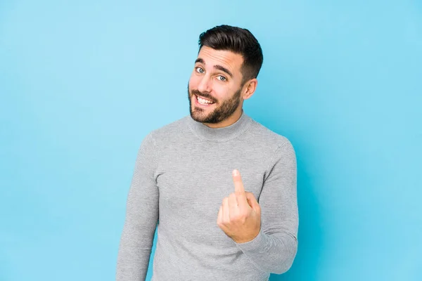 Joven Hombre Caucásico Sobre Fondo Azul Aislado Señalándote Con Dedo —  Fotos de Stock