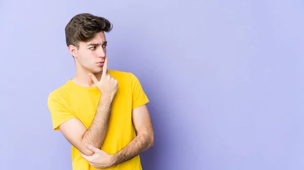 Homem Caucasiano Jovem Isolado Fundo Roxo Olhando Para Lados Com — Fotografia de Stock