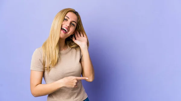 Young Blonde Woman Isolated Purple Background Trying Listening Gossip — Stock Photo, Image