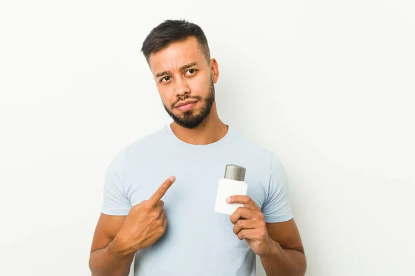 Joven Hombre Sudasiático Sosteniendo Una Crema Después Afeitarse Apuntando Con — Foto de Stock