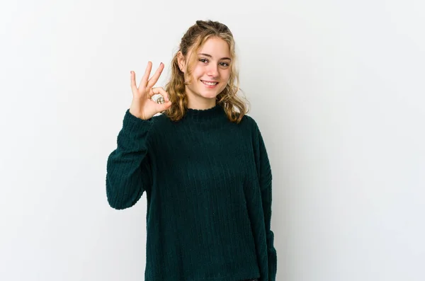 Νεαρή Καυκάσιος Γυναίκα Λευκό Backrgound Χαρούμενα Και Αυτοπεποίθηση Δείχνει Χειρονομία — Φωτογραφία Αρχείου
