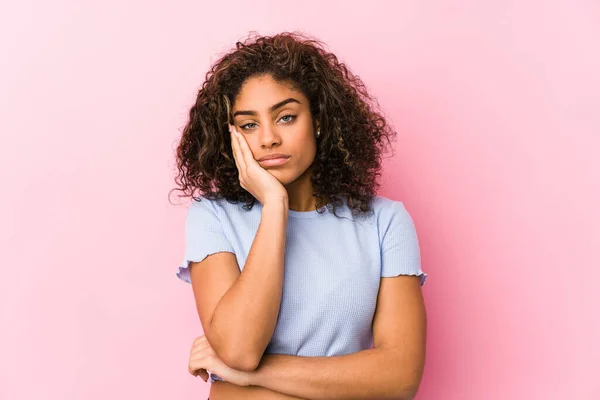 Giovane Donna Afroamericana Uno Sfondo Rosa Che Annoia Stanca Bisogno — Foto Stock