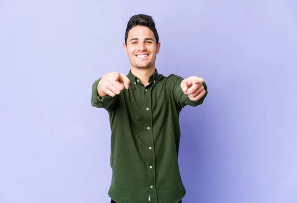 Jonge Blanke Man Geïsoleerd Paarse Achtergrond Vrolijke Glimlachen Wijzen Naar — Stockfoto