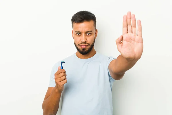 Joven Hombre Sudasiático Sosteniendo Una Hoja Afeitar Pie Con Mano — Foto de Stock