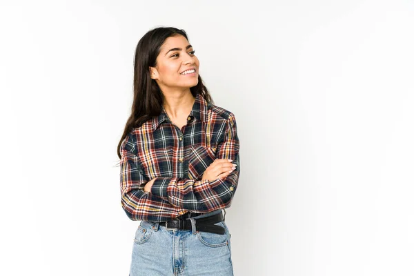 Jeune Femme Indienne Isolée Sur Fond Violet Souriant Confiant Avec — Photo