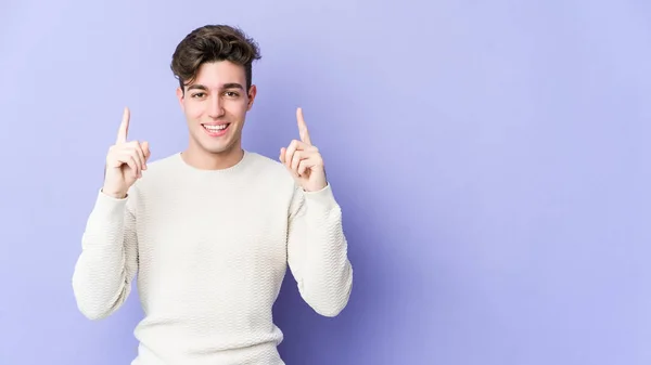 Junge Kaukasische Mann Isoliert Auf Lila Hintergrund Zeigt Mit Beiden — Stockfoto