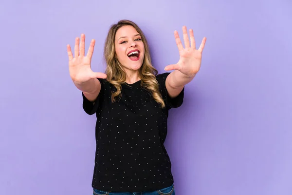 Mulher Branca Jovem Isolado Fundo Roxo Mostrando Número Dez Com — Fotografia de Stock