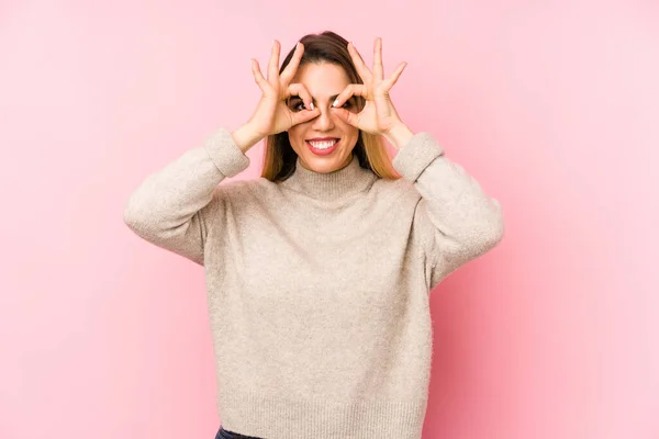 Donna Mezza Età Sfondo Isolato Mostrando Segno Sopra Gli Occhi — Foto Stock