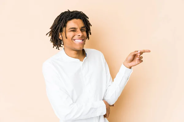 Junger Afrikanisch Amerikanischer Rastamann Lächelt Fröhlich Und Zeigt Mit Dem — Stockfoto