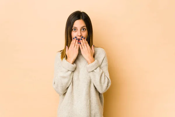 Junge Frau Isoliert Auf Beigem Hintergrund Schockiert Mund Mit Händen — Stockfoto