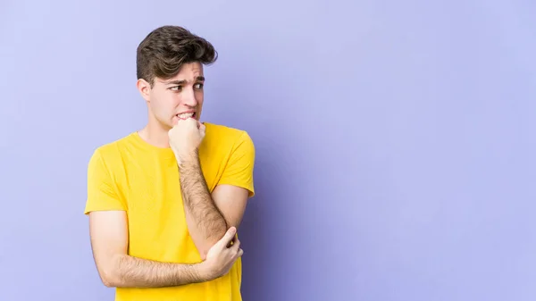 Young Caucasian Man Isolated Purple Background Biting Fingernails Nervous Very — Stock Photo, Image