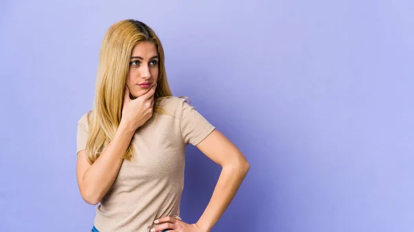 Young Blonde Woman Isolated Purple Background Touching Back Head Thinking — Stock Photo, Image