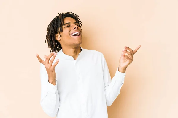 Junger Afrikanisch Amerikanischer Rastamann Der Viel Lacht Glückskonzept — Stockfoto