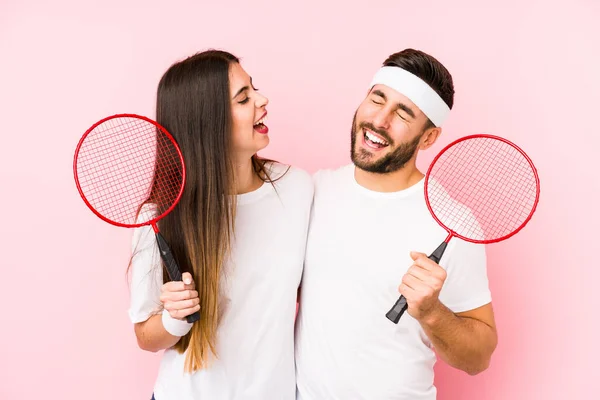 Casal Jovem Jogando Badminton Isolado Rindo Divertindo — Fotografia de Stock