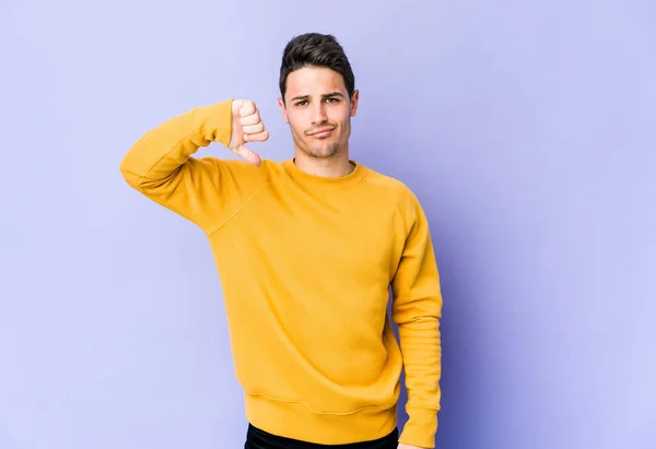 Junge Kaukasische Mann Isoliert Auf Lila Hintergrund Zeigt Daumen Nach — Stockfoto