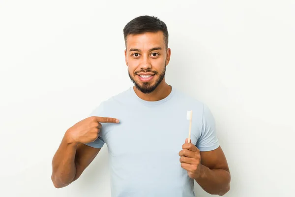 Jovem Sul Asiático Homem Segurando Uma Pessoa Escova Dentes Apontando — Fotografia de Stock