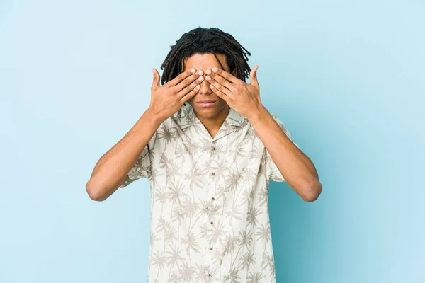 Jovem Africano Americano Rasta Homem Medo Cobrindo Olhos Com Mãos — Fotografia de Stock