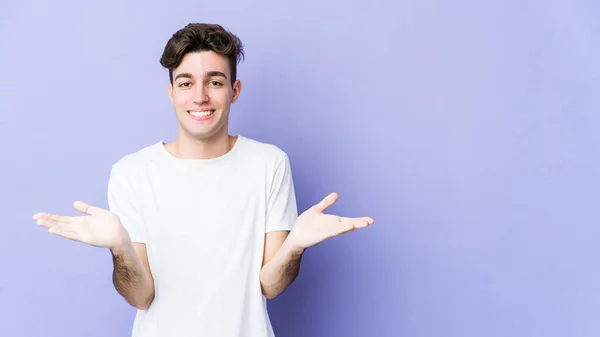 Jovem Caucasiano Isolado Fundo Roxo Faz Escala Com Braços Sente — Fotografia de Stock