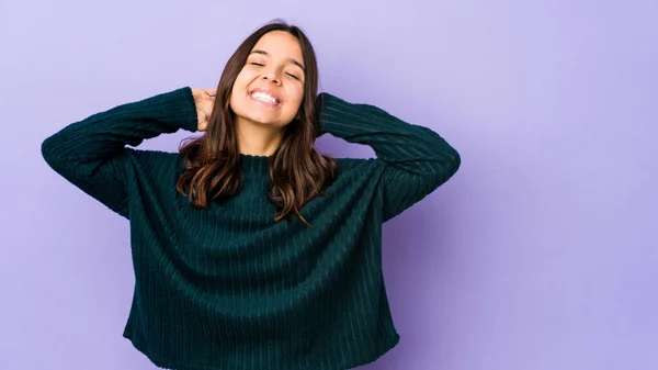 Mujer Hispana Joven Raza Mixta Aislada Estirando Los Brazos Posición — Foto de Stock