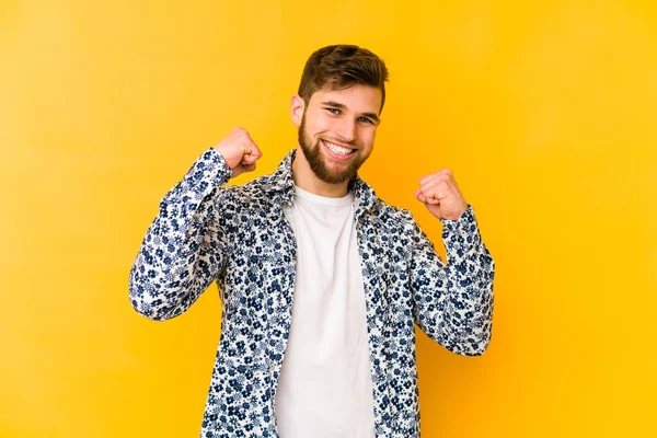 Homem Caucasiano Jovem Isolado Fundo Amarelo Torcendo Despreocupado Animado Conceito — Fotografia de Stock