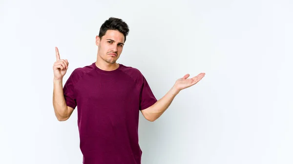 Joven Hombre Caucásico Aislado Sobre Fondo Blanco Sosteniendo Mostrando Producto —  Fotos de Stock