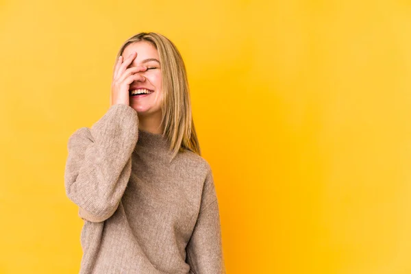 Jonge Blonde Vrouw Geïsoleerd Gele Achtergrond Lachen Gelukkig Zorgeloos Natuurlijke — Stockfoto