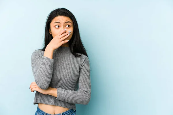 Joven Mujer China Aislada Sobre Fondo Azul Reflexivo Mirando Espacio —  Fotos de Stock