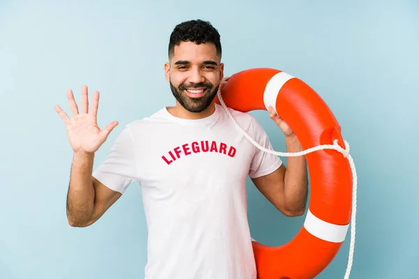 Joven Salvavidas Latino Aislado Sonriente Alegre Mostrando Número Cinco Con — Foto de Stock