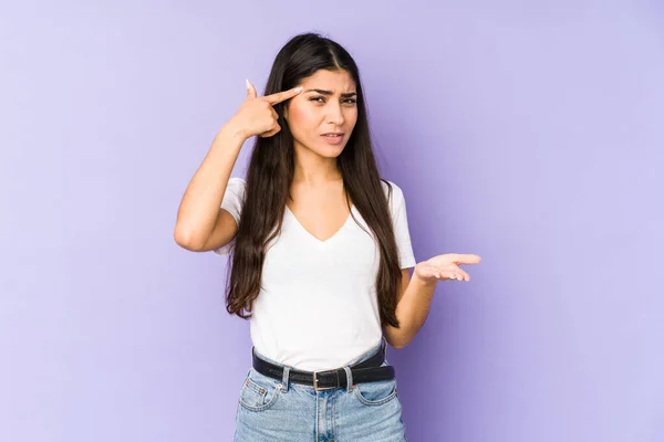 Jong Indisch Vrouw Geïsoleerd Paarse Achtergrond Tonen Een Teleurstelling Gebaar — Stockfoto