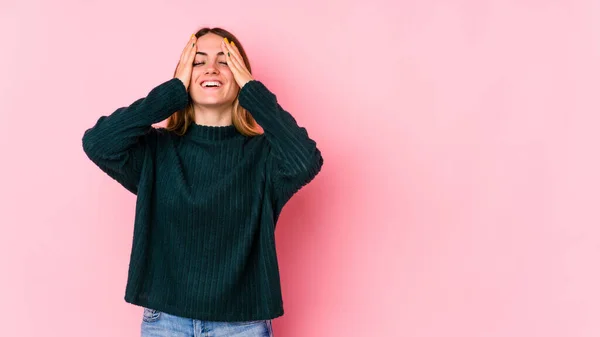 Jonge Blanke Vrouw Geïsoleerd Roze Achtergrond Lacht Vreugdevol Handen Het — Stockfoto