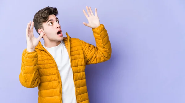 Young Caucasian Man Isolated Purple Background Screaming Sky Looking Frustrated — Stock Photo, Image