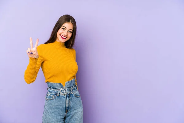 Mulher Caucasiana Jovem Isolado Fundo Roxo Mostrando Sinal Vitória Sorrindo — Fotografia de Stock