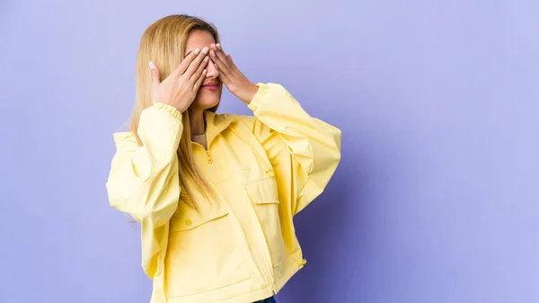 Mujer Rubia Joven Aislada Sobre Fondo Púrpura Miedo Cubriendo Los —  Fotos de Stock