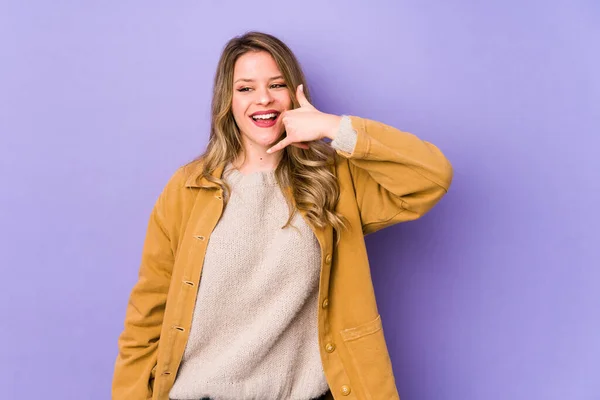 Mujer Joven Caucásica Aislada Sobre Fondo Púrpura Mostrando Gesto Llamada — Foto de Stock