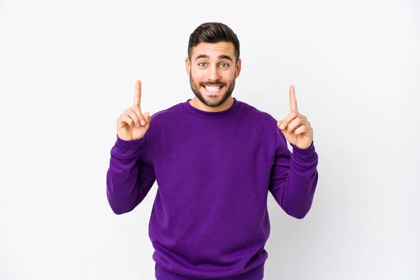 Jeune Homme Caucasien Sur Fond Blanc Isolé Indique Avec Les — Photo