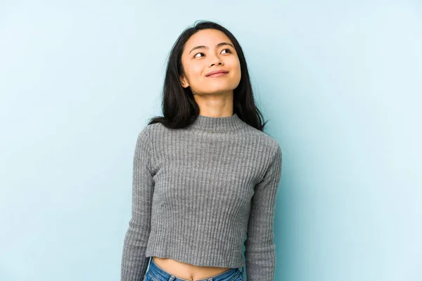 Jeune Femme Chinoise Isolée Sur Fond Bleu Rêvant Atteindre Des — Photo