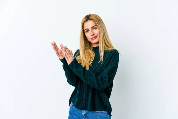 Jeune Femme Blonde Isolée Sur Fond Blanc Sentant Énergique Confortable — Photo