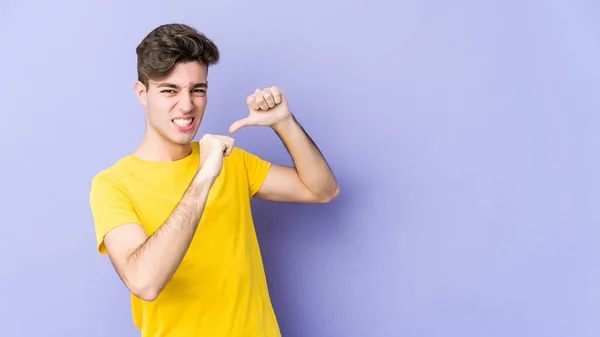 Jonge Blanke Man Geïsoleerd Paarse Achtergrond Voelt Zich Trots Zelfverzekerd — Stockfoto