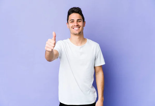 Joven Hombre Caucásico Aislado Sobre Fondo Púrpura Sonriendo Levantando Pulgar — Foto de Stock