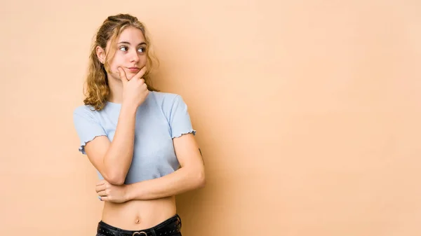 Jonge Blanke Vrouw Geïsoleerd Beige Achtergrond Denken Omhoog Kijken Reflecterend — Stockfoto