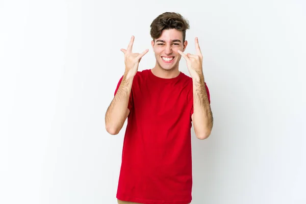 Joven Hombre Caucásico Aislado Sobre Fondo Blanco Mostrando Gesto Cuernos — Foto de Stock