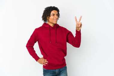 Genç Afrikalı Amerikalı Rasta adam neşeli ve kaygısız parmaklarıyla barış sembolü gösteriyor..