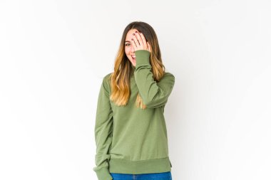 Beyaz arka planda izole edilmiş beyaz bir kadın yüzünün yarısını palmiye ile örterek eğleniyor..