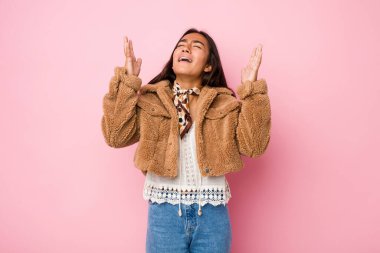 Genç melez Hintli kadın, kısa bir kürk giyiyor gökyüzüne haykırıyor, bakıyor, hayal kırıklığına uğruyor..