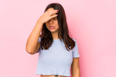 Genç, melez İspanyol bir kadın izole edilmiş, başı ağrıyor, yüzüne dokunuyor..