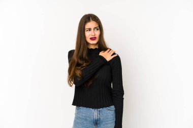 Beyaz arka planda izole edilmiş, omuz ağrısı olan beyaz bir kadın..